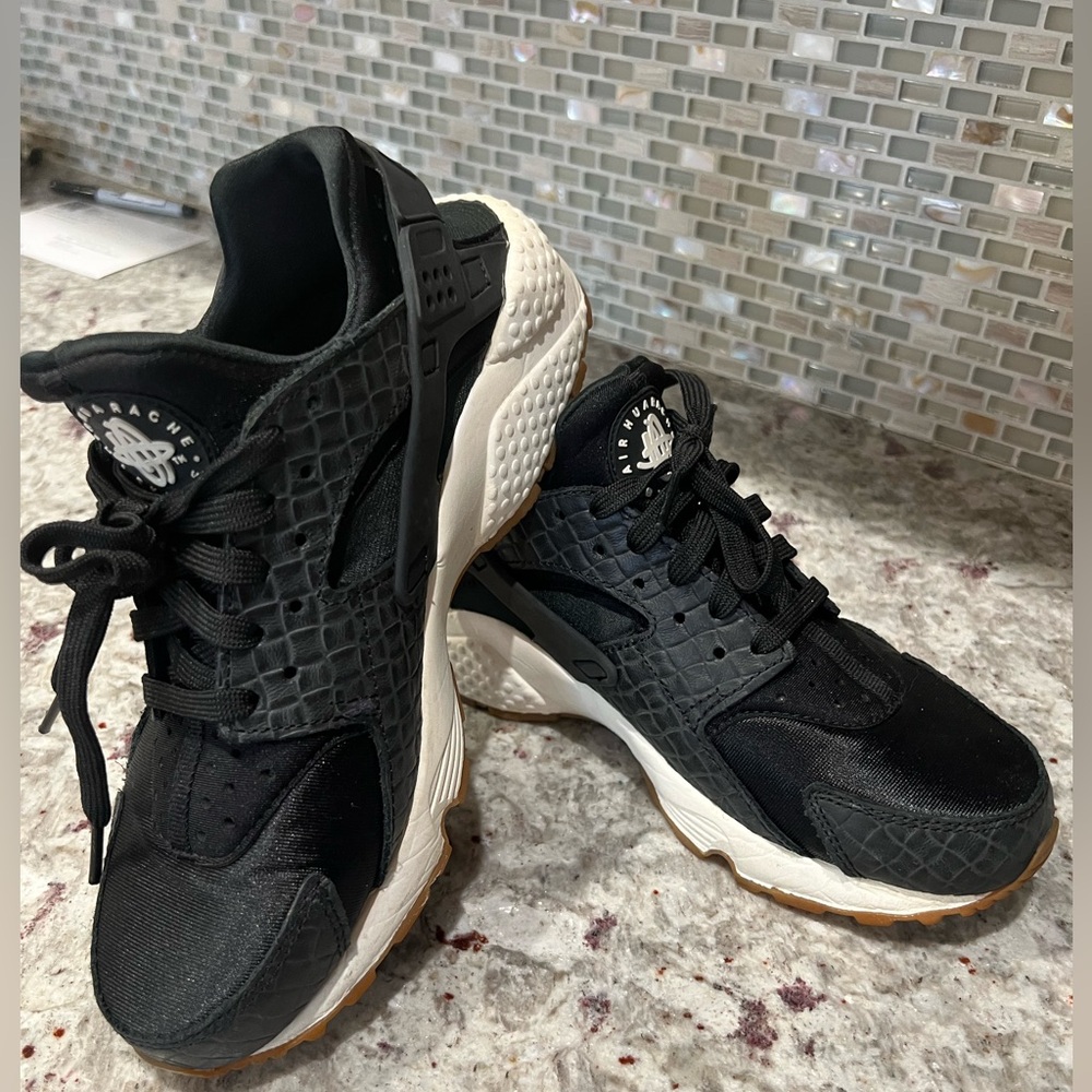 Women’s Nike Huarache size 8